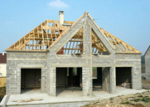 construction maison avec charpente bois